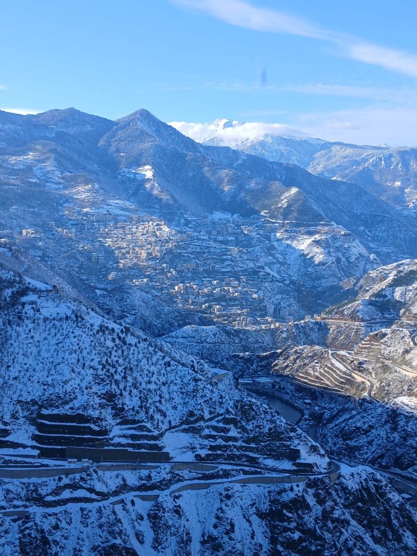 Karla kaplı dağlar ve teraslı yamaçlarıyla Çoruh vadisi, Artvin